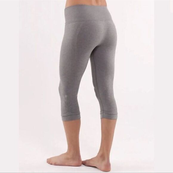 Lululemon Ebb & Flow Crop Seamless Heather
Gray Sz- 8 - Picture 3 of 11